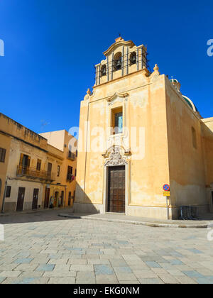 Favignana, Sicile, Italie - 10 mars 2015 : ancienne église sur la piazza matrice en favignana Banque D'Images