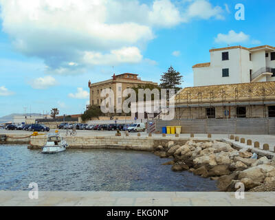 Favignana, Sicile, Italie - 10 mars 2015 : le port de Favignana au début du printemps, Sicile Banque D'Images