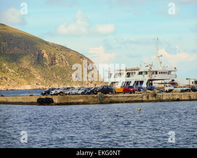 Favignana, Sicile, Italie - 10 mars 2015 : le port de Favignana au début du printemps, Sicile Banque D'Images