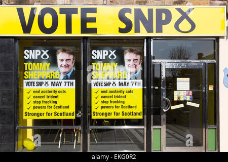 Edinburgh, Ecosse, Royaume-Uni. Le 9 avril, 2015. SNP Pop Up Shop à Portobello High Street Edimbourg en Ecosse. Tommy est le candidat SNP Sheppard dans le siège du travail vulnérables d'Édimbourg est. La seule partie de la capitale écossaise pour enregistrer un oui au référendum sur l'indépendance écossaise récente. Credit : Graham Hughes/Alamy Live News Banque D'Images