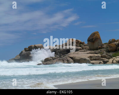 Les vagues de l'Atlantique s'écraser dans les rochers à Llandudno Beach, Cape Town, Afrique du Sud Banque D'Images