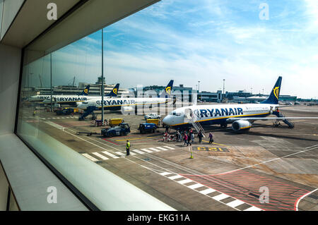 Les avions de Ryanair sur le stand à l'aéroport de Dublin Irlande Banque D'Images