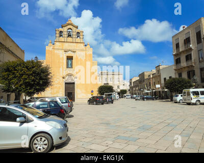 Favignana, Sicile, Italie - 10 mars 2015 : les gens et les voitures près de l'église de la piazza matrice : Banque D'Images