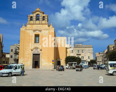 Favignana, Sicile, Italie - 10 mars 2015 : les gens et les voitures près de l'église de la piazza matrice : Banque D'Images