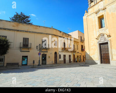 Favignana, Sicile, Italie - 10 mars 2015 : les bâtiments anciens et l'église sur la piazza matrice en favignana Banque D'Images