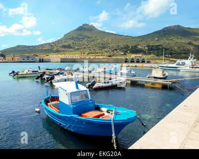 Port de Favignana au début du printemps, Sicile Banque D'Images