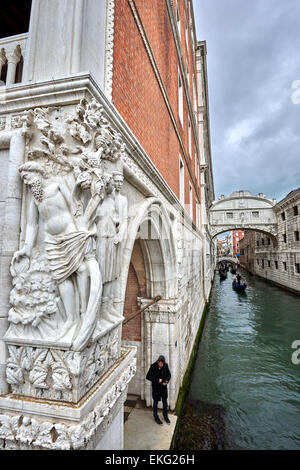 Le Pont des Soupirs est un pont situé à Venise, Italie du nord. Banque D'Images
