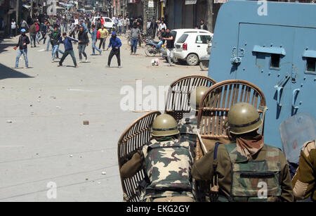 Srinagar, Cachemire sous administration indienne. 10 avril, 2015. Plus de deux douzaines de personnes ont été blessées ici vendredi que les forces gouvernementales et les partisans se sont affrontés après JKLF leur chef Yasin Malik a été arrêté lors d'une marche de protestation contre rapporté se déplace pour configurer enclaves séparées pour la police indienne et les pandits réserve centrale de police a répondu à l'aide de matraques et de fumée lacrymogène de shell du Front de libération du Jammu-et-Cachemire des militants qui ont répondu avec des pierres, selon des témoins. Credit : Sofi suhail/Alamy Live News Banque D'Images