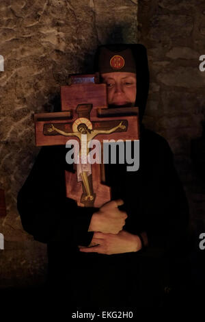 Jérusalem, Israël. 10 avril, 2015. Les pèlerins chrétiens orthodoxes serbes procéder croix de bois pendant le Vendredi saint procession à la chapelle de l'invention de la Sainte Croix à l'intérieur de l'église du Saint-Sépulcre dans la vieille ville de Jérusalem le 10 avril 2015. Les chrétiens du monde entier commémorer des événements autour de la crucifixion de Jésus Christ, jusqu'à sa résurrection le jour de Pâques. Credit : Eddie Gerald/Alamy Live News Banque D'Images