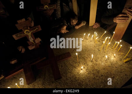 Jérusalem, Israël. 10 avril, 2015. Les pèlerins chrétiens orthodoxes serbes de prendre part à une cérémonie au cours de Vendredi Saint procession à la chapelle de l'invention de la Sainte Croix à l'intérieur de l'église du Saint-Sépulcre dans la vieille ville de Jérusalem le 10 avril 2015. Les chrétiens du monde entier commémorer des événements autour de la crucifixion de Jésus Christ, jusqu'à sa résurrection le jour de Pâques. Credit : Eddie Gerald/Alamy Live News Banque D'Images