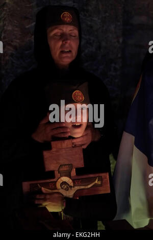 Jérusalem, Israël. 10 avril, 2015. Les pèlerins chrétiens orthodoxes serbes de prendre part à une cérémonie au cours de Vendredi Saint procession à la chapelle de l'invention de la Sainte Croix à l'intérieur de l'église du Saint-Sépulcre dans la vieille ville de Jérusalem le 10 avril 2015. Les chrétiens du monde entier commémorer des événements autour de la crucifixion de Jésus Christ, jusqu'à sa résurrection le jour de Pâques. Credit : Eddie Gerald/Alamy Live News Banque D'Images