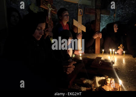 Jérusalem, Israël. 10 avril, 2015. Les pèlerins chrétiens orthodoxes serbes de prendre part à une cérémonie au cours de Vendredi Saint procession à la chapelle de l'invention de la Sainte Croix à l'intérieur de l'église du Saint-Sépulcre dans la vieille ville de Jérusalem le 10 avril 2015. Les chrétiens du monde entier commémorer des événements autour de la crucifixion de Jésus Christ, jusqu'à sa résurrection le jour de Pâques. Credit : Eddie Gerald/Alamy Live News Banque D'Images