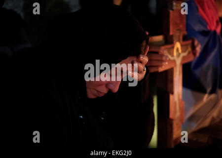 Jérusalem, Israël. 10 avril, 2015. Les pèlerins chrétiens orthodoxes serbes de prendre part à une cérémonie au cours de Vendredi Saint procession à la chapelle de l'invention de la Sainte Croix à l'intérieur de l'église du Saint-Sépulcre dans la vieille ville de Jérusalem le 10 avril 2015. Les chrétiens du monde entier commémorer des événements autour de la crucifixion de Jésus Christ, jusqu'à sa résurrection le jour de Pâques. Credit : Eddie Gerald/Alamy Live News Banque D'Images