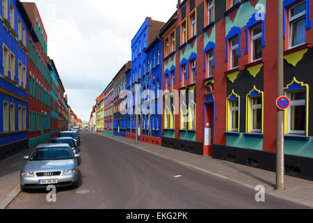 La colorée Otto Richter Otto-Richter-Straße (rue) de l'arrondissement de Sudenburg. Magdeburg, Allemagne. Banque D'Images