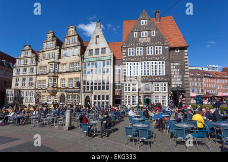 Les personnes bénéficiant d'une journée ensoleillée dans les cafés de la vieille ville de Brême, Allemagne Banque D'Images