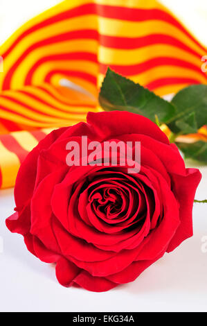 Une rose rouge et le drapeau catalan sur un livre pour Sant Jordi, le Saint Georges 24, lorsqu'il est tradition de donner des roses rouges et réservez Banque D'Images