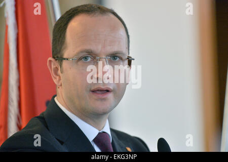 Prague, République tchèque. 10 avr, 2015. Le Ministre albanais des affaires étrangères Ditmir Bushati parle lors d'une conférence de presse à Prague, en République tchèque, le 10 avril 2015. © Michal Dolezal/CTK Photo/Alamy Live News Banque D'Images