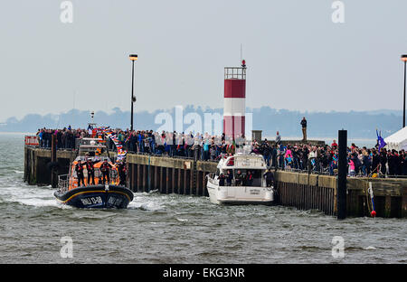 Donegal, Irlande. 10 avril, 2015. Nouvelle classe de Shannon RNLI lifeboat arrive à Donegal, Irlande - 10 avril 2015. Une grande foule se rassemblent à Buncrana pier, comté de Donegal, à accueillir l'arrivée du nouveau 2,4 m d'euros, à partir de la classe de Shannon Poole RNLI, à Lough Swilly RNLI. La nouvelle embarcation est le premier de sa catégorie à être mis en service en Irlande et le premier à être nommé d'après une rivière irlandaise. Crédit : George Sweeney/Alamy Live News Banque D'Images