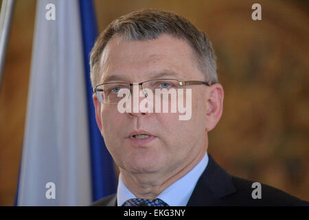 Prague, République tchèque. 10 avr, 2015. Le ministre tchèque des Affaires étrangères, Lubomir Zaoralek parle lors d'une conférence de presse à Prague, en République tchèque, le 10 avril 2015. © Michal Dolezal/CTK Photo/Alamy Live News Banque D'Images