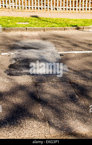 Dundee, Écosse, Royaume-Uni, le 10 avril, 2015. Plus de 70 trous sont réparés en moyenne chaque jour à Dundee coûte cher aux contribuables près de 350 000 livres sterling. Credit : Dundee Photographics/Alamy Live News Banque D'Images