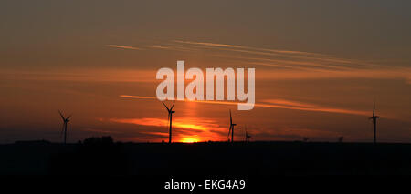 Coucher de soleil derrière les éoliennes au Yorkshire Banque D'Images