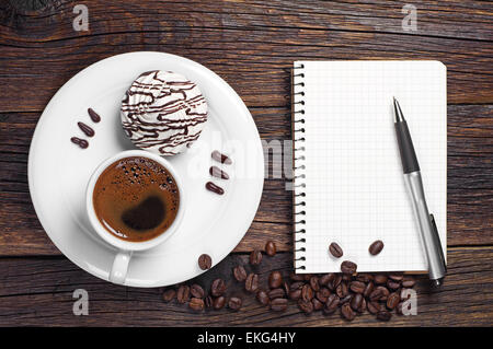 Tasse de café avec des biscuits et de l'ordinateur portable ouvert sur de vieilles tables en bois. Vue d'en haut Banque D'Images