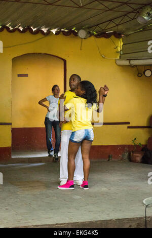 Cuba Trinidad par les enseignants de l'école salsa danseur danseurs démo Banque D'Images