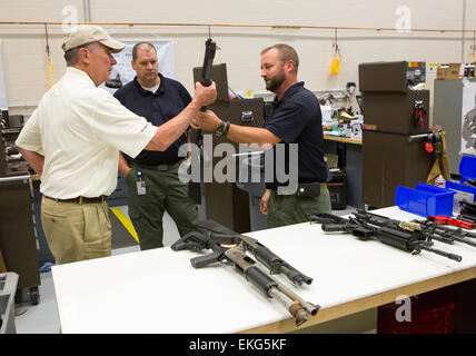 Commissaire Gil Kerlikowske CBP CBP visite le Centre de formation avancée à Harpers Ferry, West Virginia. Le Commissaire est informé d'un projet conjoint avec l'Immigration and Customs Enforcement service utilisé par lequel les armes sont remises à neuf endroits sur le terrain à l'état neuf. James Tourtellotte. Banque D'Images