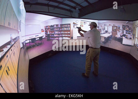 Commissaire Gil Kerlikowske CBP CBP visite le Centre de formation avancée à Harpers Ferry, West Virginia. Le commissaire va à l'épreuve dans un simulateur virtuel situé au centre. James Tourtellotte Banque D'Images