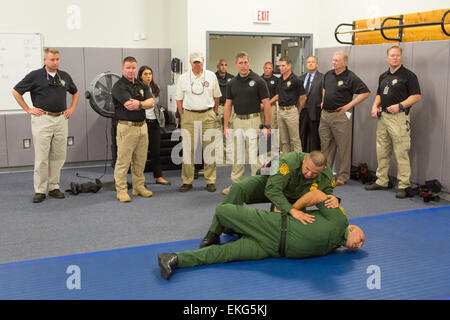 Commissaire Gil Kerlikowske CBP CBP visite le Centre de formation avancée à Harpers Ferry, West Virginia. Le commissaire observe les élèves lorsqu'ils utilisent des techniques apprises dans les classes pour prendre les personnes et les réprime. James Tourtellotte Banque D'Images