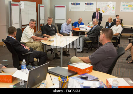 Commissaire Gil Kerlikowske CBP CBP visite le Centre de formation avancée à Harpers Ferry, West Virginia. Lors d'un déjeuner dans le centre le Commissaire à l'écoute des commentaires et questions des étudiants prend les courants à l'installation. James Tourtellotte Banque D'Images