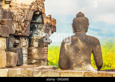 Statue de Bouddha. Arrière-plan sur la montagne. Borobudur. Java. L'Indonésie Banque D'Images