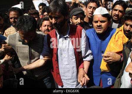 Srinagar, au Cachemire. 10 avril, 2015. Président JKLF Yasin Malik et pandits du Cachemire à la tête d'une marche de protestation contre l'estrie séparé pour Pandits du Cachemire le 10 avril 2015 à Srinagar, la capitale d'été du Jammu-et-Cachemire. Jammu-et-Cachemire Ministre en chef Mufti Mohammad Sayeed a accepté la demande de créer des zones séparées pour les pandits du Cachemire dans l'état. Credit : NISARGMEDIA/Alamy Live News Banque D'Images