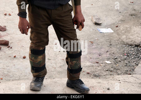 Srinagar, au Cachemire. 10 avril, 2015. Un homme de la police indienne détient stones pendant une manifestation contre l'estrie séparé pour Pandits du Cachemire le 10 avril 2015 à Srinagar, la capitale d'été du Jammu-et-Cachemire. Jammu-et-Cachemire Ministre en chef Mufti Mohammad Sayeed a accepté la demande de créer des zones séparées pour les pandits du Cachemire dans l'état. Credit : NISARGMEDIA/Alamy Live News Banque D'Images