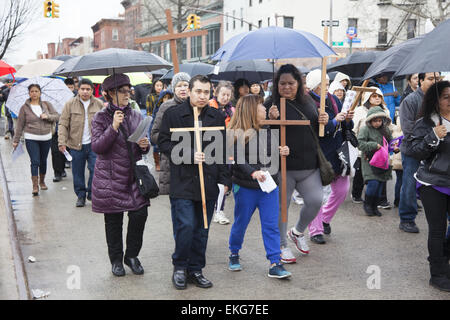 Le Vendredi Saint la procession du chemin de croix récité en anglais, espagnol et polonais à Park Slope, Brooklyn, New York. Banque D'Images