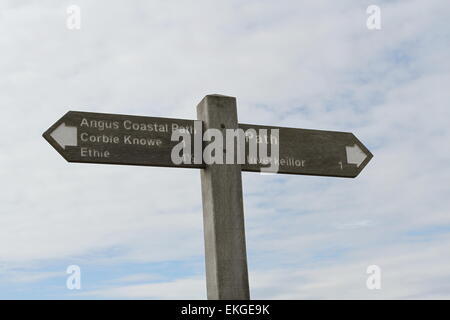 Angus coastal path panneau près de Inverkeilor Ecosse Avril 2015 Banque D'Images