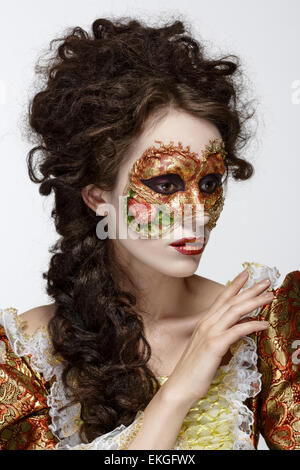 Faceart. Masque de Venise. Belle femme en robe d'époque et un masque sur son visage. Banque D'Images