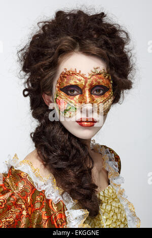 Faceart. Masque de Venise. Belle femme en robe d'époque et un masque sur son visage. Banque D'Images