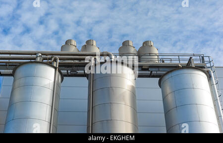 Détail de l'usine de produits chimiques, silos et tuyaux Banque D'Images