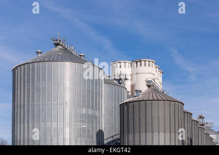 Installation de stockage de céréales et la production de bio gaz ; les silos et les tours de séchage Banque D'Images