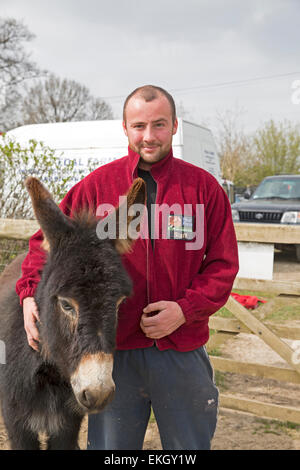 Jamie Cove est à côté de Alfie qui se sent un peu désolé pour lui-même après avoir été castré hier, cependant le centre de sauvetage des animaux de ferme poulain est intervenu pour arrêter Alfie d'être vendu au marché. Banque D'Images