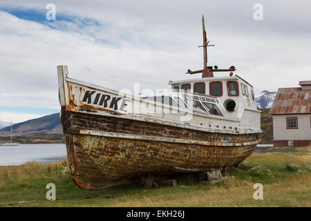 Vieux bateau en bois tiré au sort de l'eau, Puerto Consuelo, Chili Banque D'Images