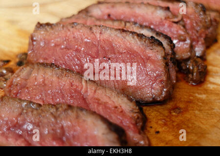 Steak de bison cuit rosé en rondelles Banque D'Images