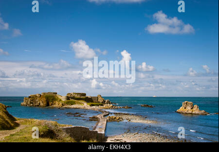 Fort Clonque, Alderney, Channel Islands accessible par une chaussée sur une belle journée d'été Banque D'Images