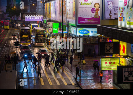 Les gens traversent la rue à Hong Kong, la nuit Banque D'Images