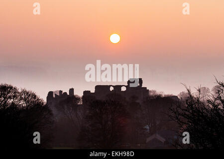 Leyburn, North Yorkshire, UK 10 avril, 2014. Météo britannique. L'aube sur les ruines de château de Middleham. Château de Middleham dans Wensleydale, dans le comté du Yorkshire du Nord, en Angleterre, a été construite par Robert Fitzrandolph, 3e seigneur de Middleham et Spennithorne, commençant en 1190. Il a été construit près de l'emplacement d'une motte et bailey château. Banque D'Images