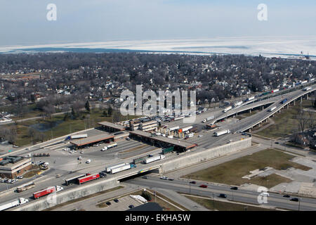 031711 : le pont Ambassador est un pont suspendu qui relie Detroit, Michigan, États-Unis, avec Windsor, Ontario, au Canada. Donna Burton Banque D'Images