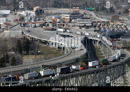 031711 : le pont Ambassador est un pont suspendu qui relie Detroit, Michigan, États-Unis, avec Windsor, Ontario, au Canada. Donna Burton Banque D'Images