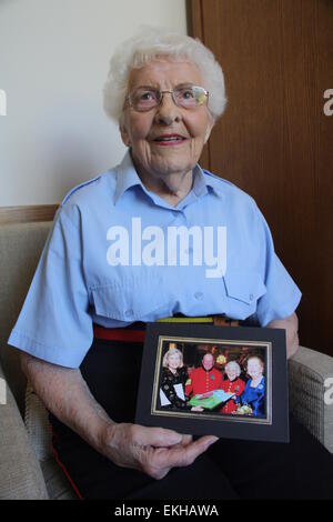 La toute première femme à être admise à l'hôpital en 2008, Dorothy Hughes, avec une photo d'elle et Margaret Thatcher Banque D'Images