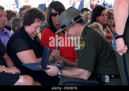 À Naco, Arizona, le CBP a célébré la grande ouverture de la station de patrouille frontalière Brian A. Terry, nommée en l'honneur de l'agent Terry, qui a été tué dans l'exercice de ses fonctions. Sa mère, Josephine Terry, a accepté le prix Newton-Azrak. Photo de Carole Condon. Banque D'Images